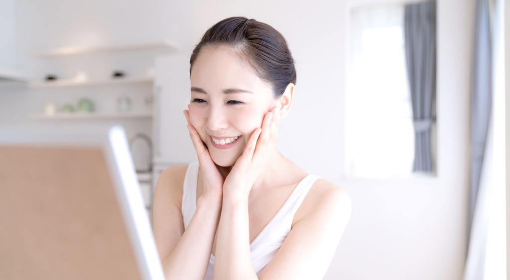 不安になって鏡で自分の顔を覗き込むと、鼻の両サイドに刻まれたラインが!