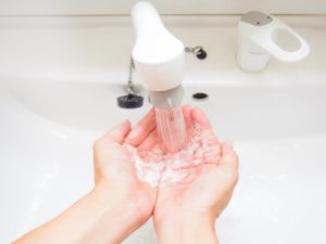 ①洗顔前に手を洗う