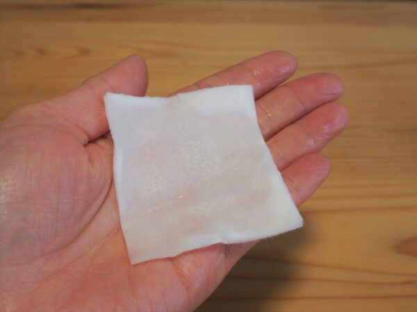 ケチると摩擦になるので、コットンをひったひたにしました