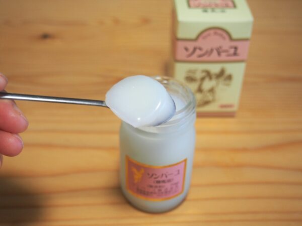 馬油は固めだったので、スプーンですくいました