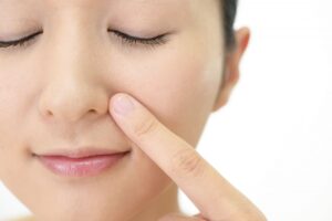 ほうれい線はいつからできる？目立つ原因と20～40代の年代別お手入れ方法をご紹介