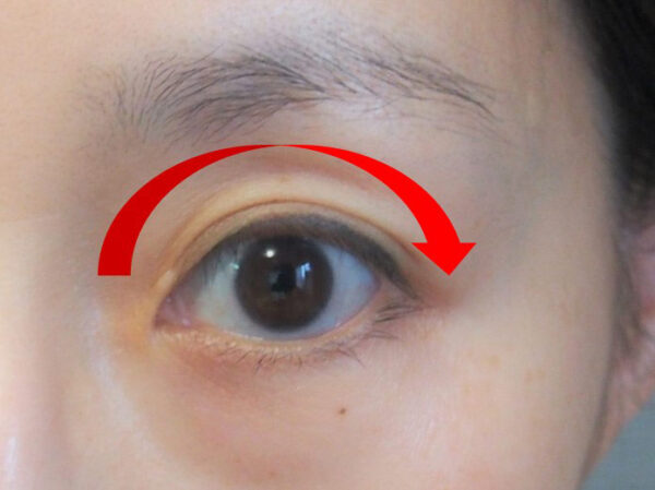 アイクリームを指先に取り、目の周りに伸ばします。