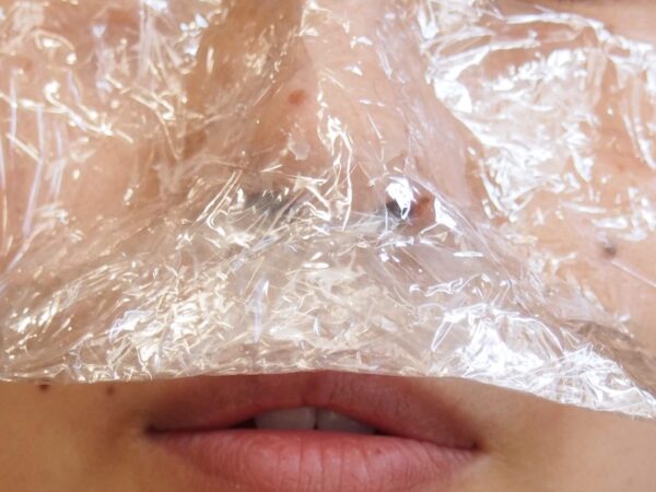 鼻よりひと回り大きくカットしたラップを鼻にかぶせます。