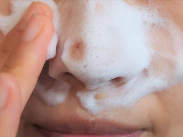 洗顔をして余分な油分と汚れを洗い流します
