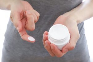 ナイアシンアミドとレチノールは併用できる!?効果を上げる塗り方でシワと戦おう