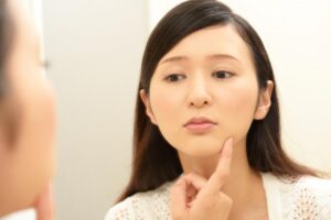 顎のざらつき・ブツブツの原因とは？ スベスベ肌へ導く簡単ケアを紹介！