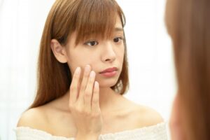 クレーター肌の原因とは？デコボコ肌を改善するために毛穴にできること