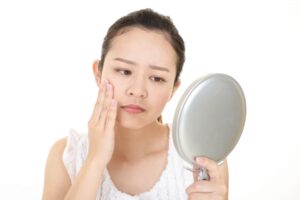 乾燥で「粉吹き肌」になるのはなぜ？顔・体におすすめスキンケアを徹底解説