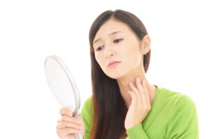 首のシワがひどい！その5つの原因と年齢別ケアをご紹介