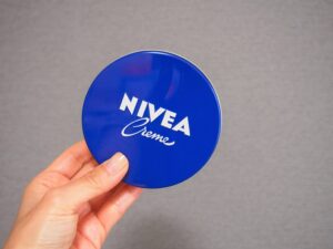 ニベアでシミが消えるは嘘？アラフォーが実際に試した顔のシミを消す２つの方法とは