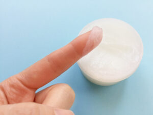 スキンケアはワセリンだけでいいってホント!? 乾燥肌の44歳がスキンケアをやめてみた