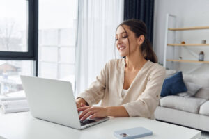 ブルーライトが肌荒れの原因って本当？肌への影響と対策法を解説