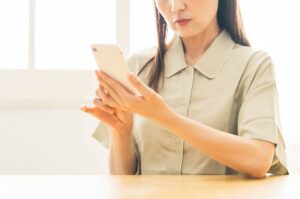 ブルーライトがシミ・日焼けの原因って本当？おすすめの対策法を紹介