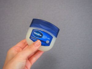 ワセリンを顔に塗って寝るのはOK？メーカーに訊いて44歳の乾燥肌で試してみた