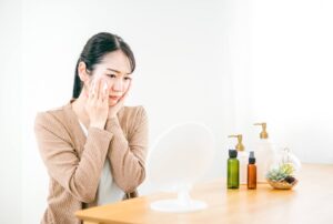 顔のヒリヒリ・赤みが気になる肌荒れはどうすればいい？原因と対策を全解説