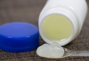 ワセリンで顔が黒くなるって本当？ワセリンメーカー2社に訊いてみた