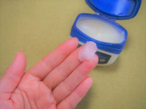 ワセリンの落とし方とは？顔、髪、衣類についた時の対処法をメーカーに訊いてみた