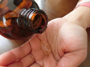 ひまし油を顔に塗って寝るとどうなる？44歳のリアルスキンケアレポート※写真あり