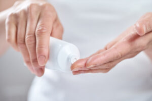 日焼け止めはどれくらい塗るのが正解？正しい塗り方と知っておきたいポイント