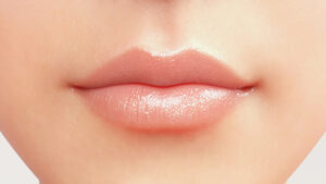 唇が乾燥する原因と対策！「マスク取ってもふっくら唇」になれる秘訣を紹介♪