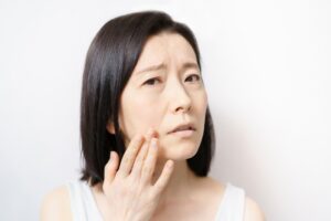 ゴルゴ線の消し方は？表情筋トレーニングで老け顔にサヨナラ