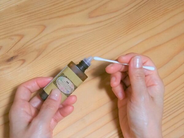 綿棒に少量のひまし油