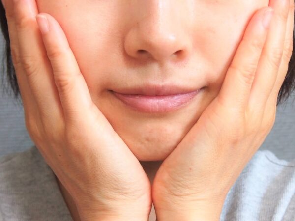 頬を包むようにハンドプレス