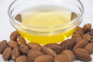 アーモンドオイルの効果とは！？顔、髪、ボディへの使い方を徹底レポート※44歳写真あり