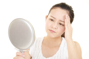 こめかみニキビができるのはなぜ？6つの原因と対処法をご紹介