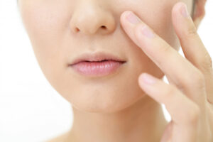 ほうれい線はワセリンで消える？予防法や有効成分、美容医療まで一挙公開