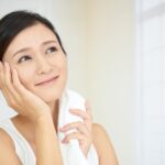 日焼け止めで肌が白くなるのはなぜ？トーンアップUVの口コミや白浮きを防ぐ方法