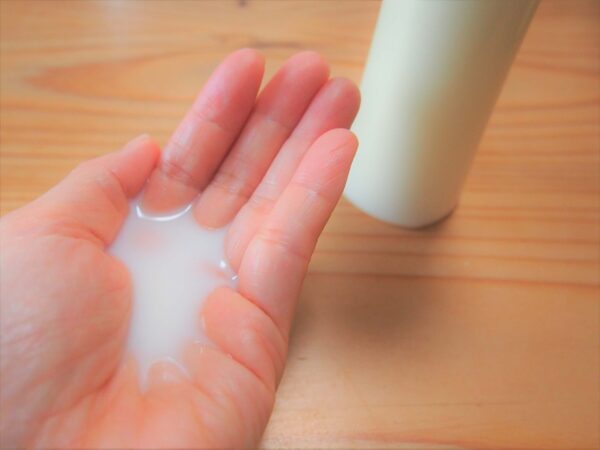 たっぷりの量の乳液