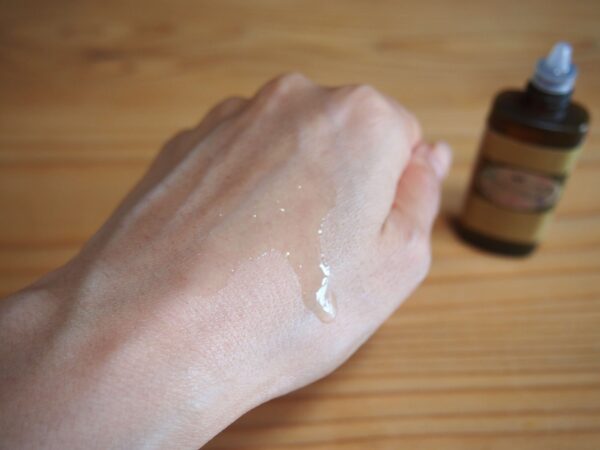 手の甲に伸ばしてみる