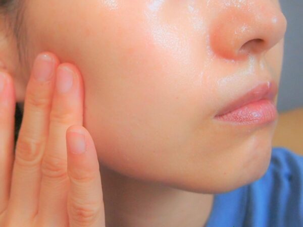 頬に乳液をなじませていきます