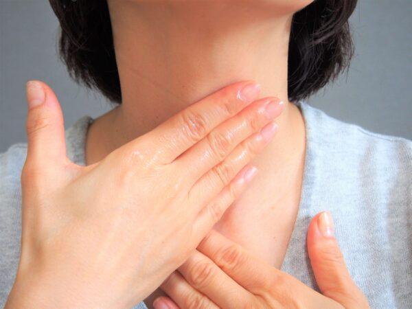 化粧水を首まで伸ばします