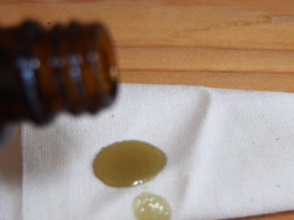 布切れに垂らしてみると、こんな感じで濃い緑