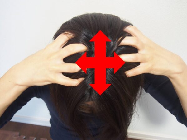 両手の指を頭頂部にセット