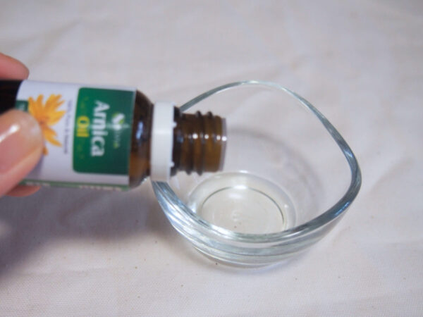 アルニカオイルは、透明