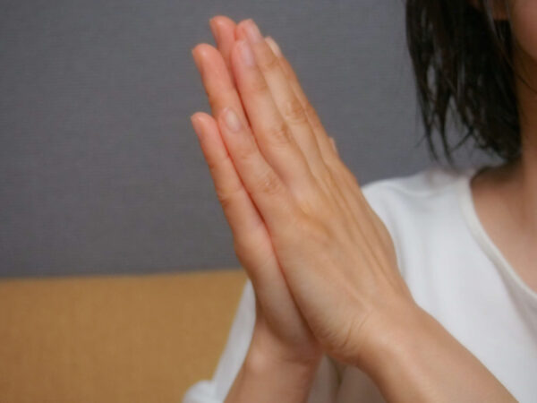 手のひらをこすり合わせて