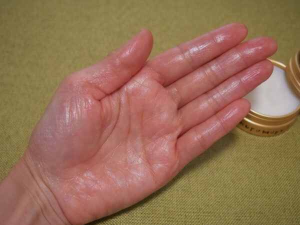 手のひらがベタベタ