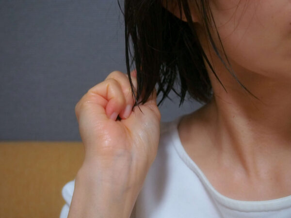 パサつきの強い毛先