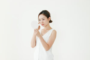 まぶたの乾燥はなぜ起こる？カサカサの原因と今日からできる対策