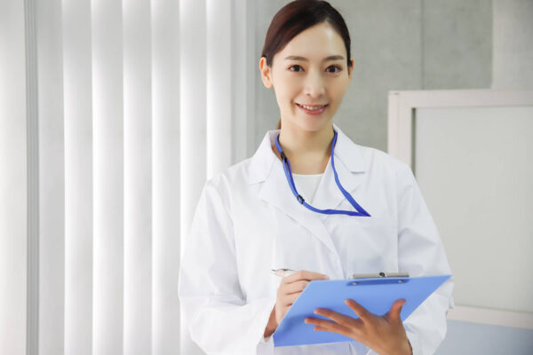 目のカサカサが治らないときは皮膚科へ