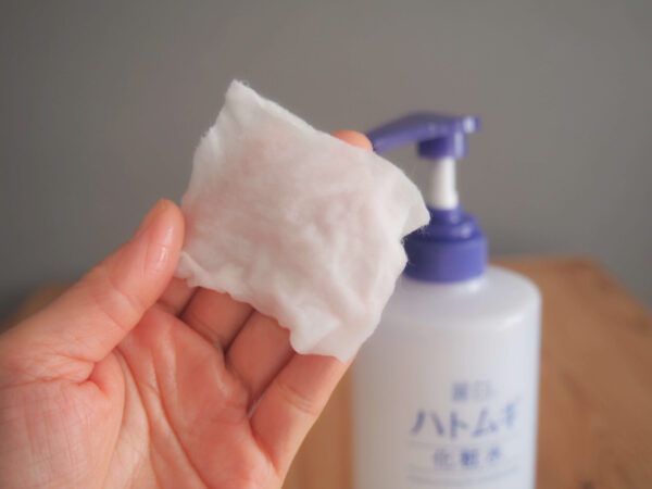 5枚のコットンをひたひた