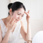 顔がかゆい!これって敏感肌?原因を見つけ、正しいスキンケアで乾燥予防