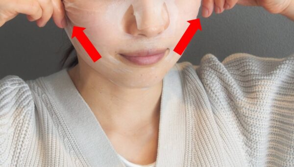 頬を持ち上げる