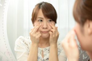 NHK『ためしてガッテン』で紹介された目の下のたるみを取る方法とは？NG習慣や予防法も解説
