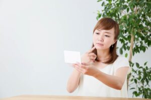 顎ニキビの原因と対策！スキンケアから生活習慣まで。市販薬や皮膚科など対処法も解説