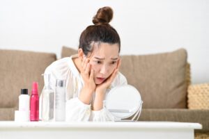 加齢で顔が伸びる？４つの原因を解説。老け顔を小顔にするために今日から気をつけたいこと