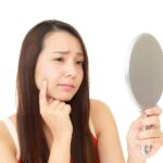 ニキビを潰すと飛び散る白いものは何？ニキビを治すための正しい方法と予防のためのスキンケア